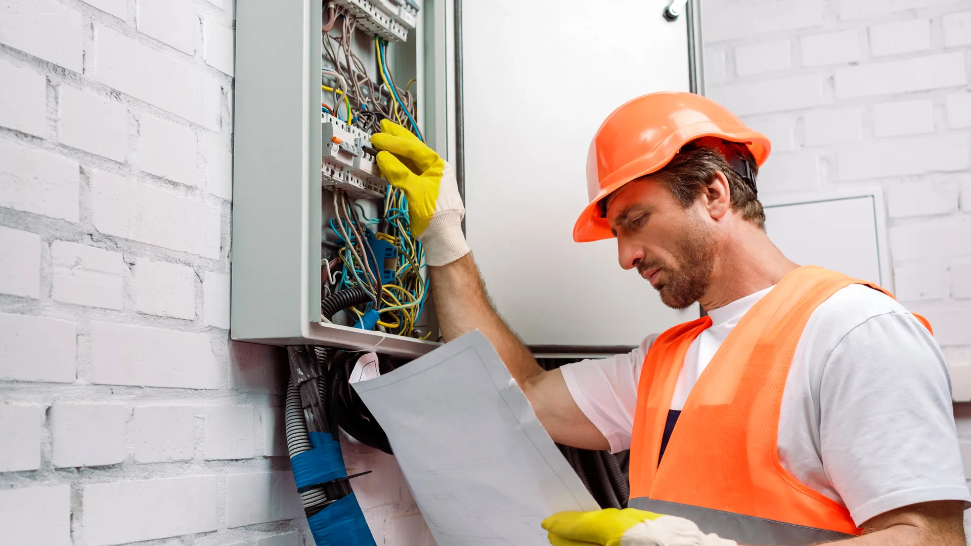 Électricien professionnel en intervention à Paris